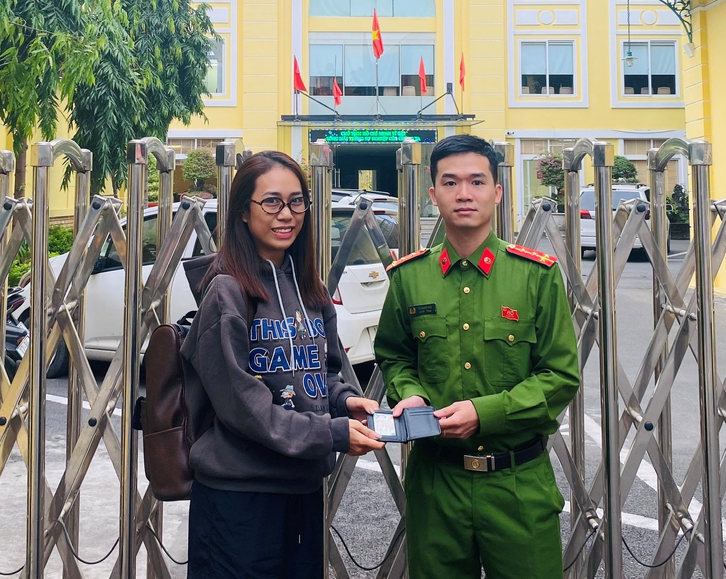 Công an phường Hồng Bàng trả lại tài sản đánh rơi cho công dân ở tỉnh ngoài